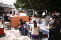 La venta de alimentos en las instalaciones del Mercado Temporal  de la plaza central de esta ciudad continúan con sus actividades normales a pesar de que fueran retiradas algunas carpas fueran retiradas por los fuertes vientos del día de ayer.