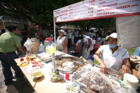 La venta de alimentos en las instalaciones del Mercado Temporal  de la plaza central de esta ciudad continúan con sus actividades normales a pesar de que fueran retiradas algunas carpas fueran retiradas por los fuertes vientos del día de ayer.