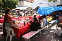 La venta de alimentos en las instalaciones del Mercado Temporal  de la plaza central de esta ciudad continúan con sus actividades normales a pesar de que fueran retiradas algunas carpas fueran retiradas por los fuertes vientos del día de ayer.