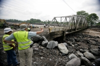 Pobladores de las comunidades de las cercanías del río Retalhueleu en el departamento de San Marcos, observan los trabajos de desasolve que realizan las autoridades de Guatemala para evitar mayores contingencias.