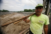 Pobladores de las comunidades de las cercanías del río Retalhueleu en el departamento de San Marcos, observan los trabajos de desasolve que realizan las autoridades de Guatemala para evitar mayores contingencias.