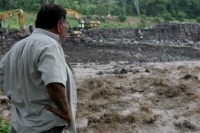 Pobladores de las comunidades de las cercanÃas del rÃo Retalhueleu en el departamento de San Marcos, observan los trabajos de desasolve que realizan las autoridades de Guatemala para evitar mayores contingencias. Pobladores de las comunidades de las cercanÃas del rÃo Retalhueleu en el departamento de San Marcos, observan los trabajos de desasolve que realizan las autoridades de Guatemala para evitar mayores contingencias.