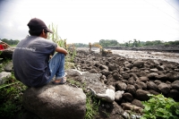 Pobladores de las comunidades de las cercanías del río Retalhueleu en el departamento de San Marcos, observan los trabajos de desasolve que realizan las autoridades de Guatemala para evitar mayores contingencias.