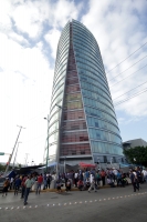 Martes 2 de agosto del 2016. Tuxtla Gutiérrez. El Movimiento Magisterial realiza una manifestación en las entradas de la Torre Chiapas donde se ubican algunas oficinas burocráticas de la administración chiapaneca, en la entrada retuvieron a un elemento po