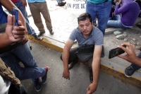 Martes 2 de agosto del 2016. Tuxtla Gutiérrez. El Movimiento Magisterial realiza una manifestación en las entradas de la Torre Chiapas donde se ubican algunas oficinas burocráticas de la administración chiapaneca, en la entrada retuvieron a un elemento po