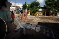 Lunes 5 de septiembre del 2016. Tuxtla Gutiérrez. Mientras que los vecinos esperan la ayuda pertinente, los drenes pluviales que confluyen en la 12 sur y 2 oriente quedaran al aire libre después de la obra millonaria ejercida entre 2015 y 2016