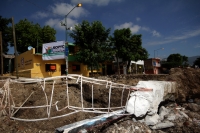 Lunes 5 de septiembre del 2016. Tuxtla Gutiérrez. Mientras que los vecinos esperan la ayuda pertinente, los drenes pluviales que confluyen en la 12 sur y 2 oriente quedaran al aire libre después de la obra millonaria ejercida entre 2015 y 2016 Lunes 5 de septiembre del 2016. Tuxtla Gutiérrez. Mientras que los vecinos esperan la ayuda pertinente, los drenes pluviales que confluyen en la 12 sur y 2 oriente quedaran al aire libre después de la obra millonaria ejercida entre 2015 y 2016