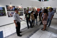 Miércoles 29 de agosto del 2012. Tuxtla Gutiérrez, Chiapas. Esta noche se inauguro la exposición fotografica Retratos de Familia, La Familia chiapaneca en el Siglo XXI del colectivo de fotografos en el estado durante el 2º encuentro Foro de Periodismo cul