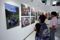 Miércoles 29 de agosto del 2012. Tuxtla Gutiérrez, Chiapas. Esta noche se inauguro la exposición fotografica Retratos de Familia, La Familia chiapaneca en el Siglo XXI del colectivo de fotografos en el estado durante el 2º encuentro Foro de Periodismo cul