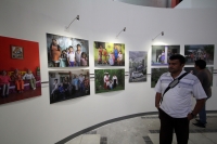 Miércoles 29 de agosto del 2012. Tuxtla Gutiérrez, Chiapas. Esta noche se inauguro la exposición fotografica Retratos de Familia, La Familia chiapaneca en el Siglo XXI del colectivo de fotografos en el estado durante el 2º encuentro Foro de Periodismo cul