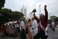 20230802. Tuxtla. Los Reyes de la AlgarabÃ­a. Los adultos mayores bailan en las calles de la ciudad para llevar su gusto por la marimba a la Plaza Central de la ciudad.