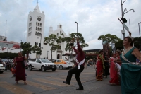 20230802. Tuxtla. Los Reyes de la AlgarabÃ­a. Los adultos mayores bailan en las calles de la ciudad para llevar su gusto por la marimba a la Plaza Central de la ciudad.