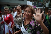 20230802. Tuxtla. Los Reyes de la AlgarabÃ­a. Los adultos mayores bailan en las calles de la ciudad para llevar su gusto por la marimba a la Plaza Central de la ciudad.