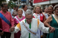 20230802. Tuxtla. Los Reyes de la AlgarabÃ­a. Los adultos mayores bailan en las calles de la ciudad para llevar su gusto por la marimba a la Plaza Central de la ciudad.