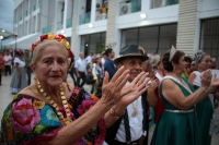 20230802. Tuxtla. Los Reyes de la AlgarabÃ­a. Los adultos mayores bailan en las calles de la ciudad para llevar su gusto por la marimba a la Plaza Central de la ciudad.