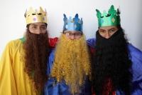 Martes 6 de enero del 2014. Tuxtla Gutiérrez. Unos Reyes Magos ofertan Roscas de Reyes en la Calzada del Sumidero.