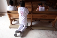 Lunes 16 de junio del 2014. Tuxtla Gutiérrez. Aficionados al fut bol rezan en la catedral de San Marcos