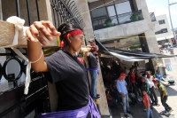 Martes 26 de mayo del 2015. Tuxtla Gutiérrez. Continúan las protestas de los familiares del joven inmolado en el mes de diciembre este medio día en la entrada del edificio del congreso local.