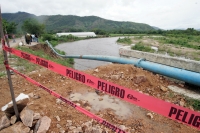 Martes 28 de junio. La obra de comunicaciones entre las ciudades de Villa Corzo y La Concordia permanece dañada a pesar de los esfuerzos de inversión de los niveles de gobierno desde las afectaciones del huracán Matthew.  El puente Revolución Mexicana man