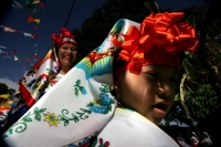 Miércoles 2 de febrero. Las celebraciones del dÃa de la Virgen de Candelaria se celebran con danzas tradicionales donde los pertenecientes a la CofradÃa de la Etnia Zoque presentan las danzas de la Casita y la Robadera en el atrio de la iglesia de este lu Miércoles 2 de febrero. Las celebraciones del dÃa de la Virgen de Candelaria se celebran con danzas tradicionales donde los pertenecientes a la CofradÃa de la Etnia Zoque presentan las danzas de la Casita y la Robadera en el atrio de la iglesia de este lu