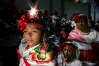 Miércoles 2 de febrero. Las celebraciones del día de la Virgen de Candelaria se celebran con danzas tradicionales donde los pertenecientes a la Cofradía de la Etnia Zoque presentan las danzas de la Casita y la Robadera en el atrio de la iglesia de este lu