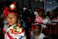 Miércoles 2 de febrero. Las celebraciones del día de la Virgen de Candelaria se celebran con danzas tradicionales donde los pertenecientes a la Cofradía de la Etnia Zoque presentan las danzas de la Casita y la Robadera en el atrio de la iglesia de este lu
