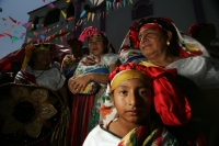 Miércoles 2 de febrero. Las celebraciones del día de la Virgen de Candelaria se celebran con danzas tradicionales donde los pertenecientes a la Cofradía de la Etnia Zoque presentan las danzas de la Casita y la Robadera en el atrio de la iglesia de este lu