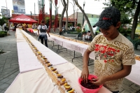 Tuxtla Gutiérrez, 3 de enero. Una rosca de 200 metros fue preparada por conocida estación radiofónica en las instalaciones del Parque de la Marimba en las celebraciones adelantadas del día de reyes.