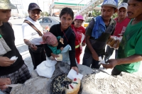 Martes 6 de enero del 2014. Tuxtla Gutiérrez. Entre botellas de jabón y plásticos para limpiar parabrisas los niños y jóvenes que sobreviven en la calle comparten una Rosca de Reyes en un crucero de la capital del estado de Chiapas. Rosca de los Reyes de 