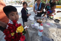 Martes 6 de enero del 2014. Tuxtla Gutiérrez. Entre botellas de jabón y plásticos para limpiar parabrisas los niños y jóvenes que sobreviven en la calle comparten una Rosca de Reyes en un crucero de la capital del estado de Chiapas. Rosca de los Reyes de 