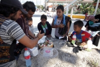 Martes 6 de enero del 2014. Tuxtla Gutiérrez. Entre botellas de jabón y plásticos para limpiar parabrisas los niños y jóvenes que sobreviven en la calle comparten una Rosca de Reyes en un crucero de la capital del estado de Chiapas. Rosca de los Reyes de 