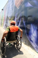 Martes 6 de mayo del 2014. Tuxtla Gutiérrez. Ruedas. Las ruedas de una silla sirven de pretexto para ganarse algunos pesos en los cruceros de la capital del estado de Chiapas.