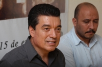 Martes 7 de Febrero del 2012. Rutilio continuara aspirando la candidatura y afirma que el consejo político del PRD continua ausente del PRD. Tuxtla Gutiérrez, Chiapas. En conferencia de prensa el senador Rutilio Escandón Cadena habla sobre el proceso de s