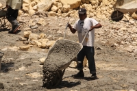 Martes 31 de julio del 2012. Tuxtla Gutiérrez, Chiapas. Trabajadores de las compañias contratadas por el ayuntamiento tuxtleco continuan trabajando en las obras del Sabinal mientras que los colonos de la 4ª norte continuan esperando la conclusión de la ob