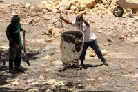Martes 31 de julio del 2012. Tuxtla Gutiérrez, Chiapas. Trabajadores de las compañias contratadas por el ayuntamiento tuxtleco continuan trabajando en las obras del Sabinal mientras que los colonos de la 4ª norte continuan esperando la conclusión de la ob