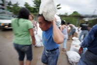 Esta tarde los habitantes del oriente de la ciudad Tuxtla Gutiérrez se preparan con costales de arena por el crecimiento del río Sabinal mientras se reportan inundaciones en la colonia Terán y en varios centros comerciales