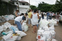 Esta tarde los habitantes del oriente de la ciudad Tuxtla Gutiérrez se preparan con costales de arena por el crecimiento del rÃo Sabinal mientras se reportan inundaciones en la colonia Terán y en varios centros comerciales Esta tarde los habitantes del oriente de la ciudad Tuxtla Gutiérrez se preparan con costales de arena por el crecimiento del rÃo Sabinal mientras se reportan inundaciones en la colonia Terán y en varios centros comerciales
