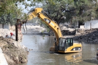 Lunes 26 de marzo del 2012. Los trabajadores del Sabinal entre el agua a la altura de la cuarta norte oriente.