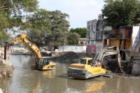 Lunes 26 de marzo del 2012. Los trabajadores del Sabinal entre el agua a la altura de la cuarta norte oriente.