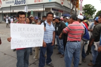 Lunes 11 de junio del 2012. Tuxtla Gutiérrez, Chiapas. Trabajadores de las obras del Sabinal protestan este medio día bloqueando las principales calles del centro de la ciudad para exigir que se les cumplan las condiciones y demandas de trabajo.