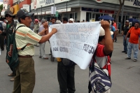 Lunes 11 de junio del 2012. Tuxtla Gutiérrez, Chiapas. Trabajadores de las obras del Sabinal protestan este medio día bloqueando las principales calles del centro de la ciudad para exigir que se les cumplan las condiciones y demandas de trabajo.