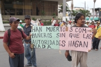 Lunes 11 de junio del 2012. Tuxtla Gutiérrez, Chiapas. Trabajadores de las obras del Sabinal protestan este medio día bloqueando las principales calles del centro de la ciudad para exigir que se les cumplan las condiciones y demandas de trabajo.