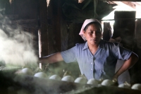 Viernes 25 de julio del 2014. Ixtapa. Un grupo familiar preserva la elaboración artesanal de Sal de Ixtapa la cual es utilizada para la elaboración de comida y medicina tradicional en las comunidades de los Altos de Chiapas.