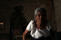 Viernes 25 de julio del 2014. Ixtapa. Doña Angélica Hernández Ramírez  de 101 años de edad es considerada la última mujer hablante de lengua tsotsil que conserva la vestimenta de la tradición “Salera” de esta comunidad chiapaneca.