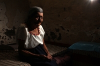 Viernes 25 de julio del 2014. Ixtapa. Doña Angélica Hernández Ramírez  de 101 años de edad es considerada la última mujer hablante de lengua tsotsil que conserva la vestimenta de la tradición “Salera” de esta comunidad chiapaneca.