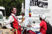 Miércoles 25 de septiembre del 2013. Tuxtla Gutiérrez. Los cruceros de Tuxtla son centro de trabajo informal para saltimbanquis y artistas callejeros, quienes se suman a la vendimia cotidiana tuxtleca.