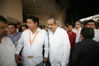 José Ángel Córdova Villalobos, Secretario de Salud durante su visita al estado de Chiapas es acompañado por Juan Carlos Romero Hicks gobernador de Guanajuato y Juan Sabines Guerrero de este estado del sureste de México.