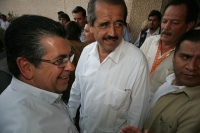 José Ángel Córdova Villalobos, Secretario de Salud durante su visita al estado de Chiapas es acompañado por Juan Carlos Romero Hicks gobernador de Guanajuato y Juan Sabines Guerrero de este estado del sureste de México.