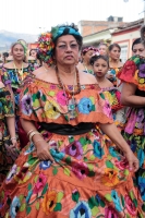 Domingo 14 de enero del 2018. Chiapa de Corzo. Saludos al Santo. Las Chiapanecas vestidas con su traje tradicional adornado con flores bordadas recorren las calles en una procesión para saludar al San Sebastián durante los primeros dí­as de la Fiesta de