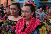 Domingo 14 de enero del 2018. Chiapa de Corzo. Saludos al Santo. Las Chiapanecas vestidas con su traje tradicional adornado con flores bordadas recorren las calles en una procesión para saludar al San Sebastián durante los primeros dí­as de la Fiesta de